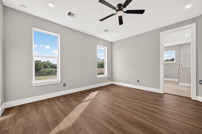 Building Photo - 703 Carol Lynn Dr