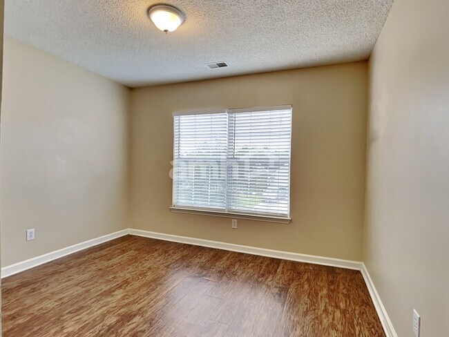 Building Photo - 104 Creekside Drive