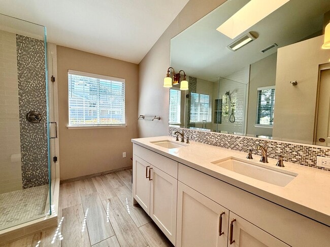 Building Photo - Kellogg School District Home with pool and tennis court access