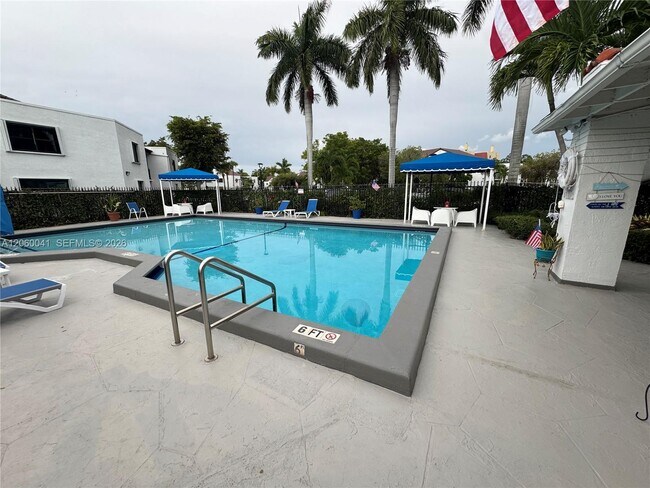 Building Photo - 9405 Fontainebleau Blvd