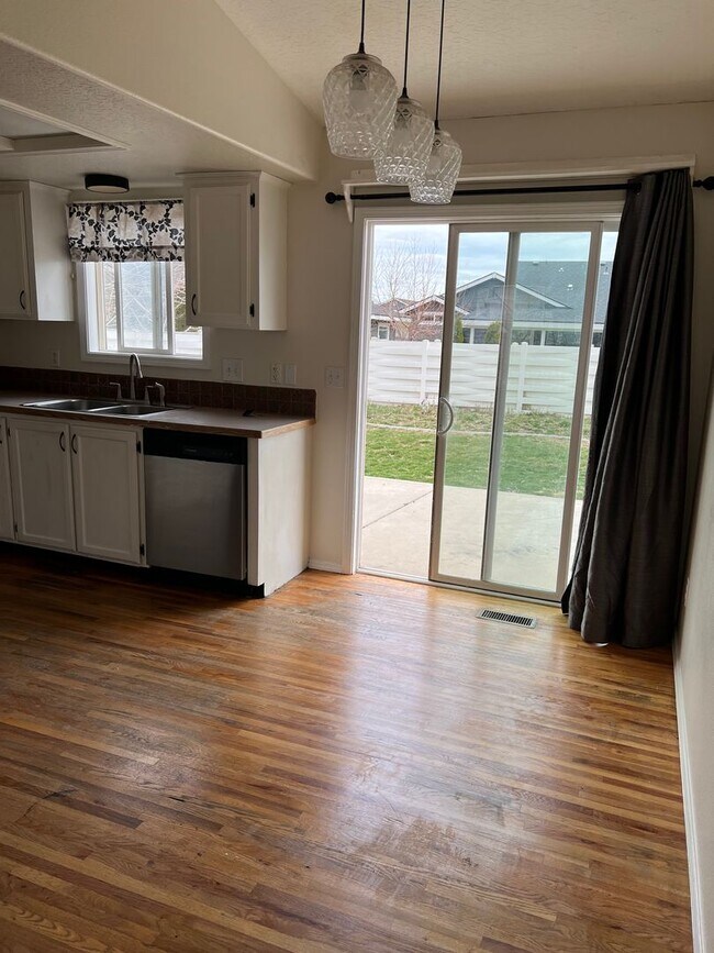 Building Photo - Introducing a charming single level 3 bedroom, 2 bath home for rent in Caldwell, ID.