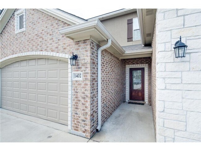 Building Photo - August 2025 Move In! Beautiful 3 Bed, 3.5 ...