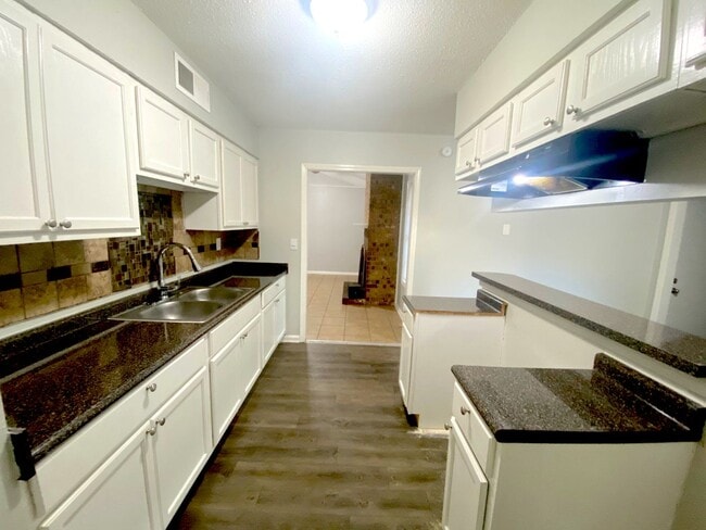 Building Photo - 4335 Hallview Dr