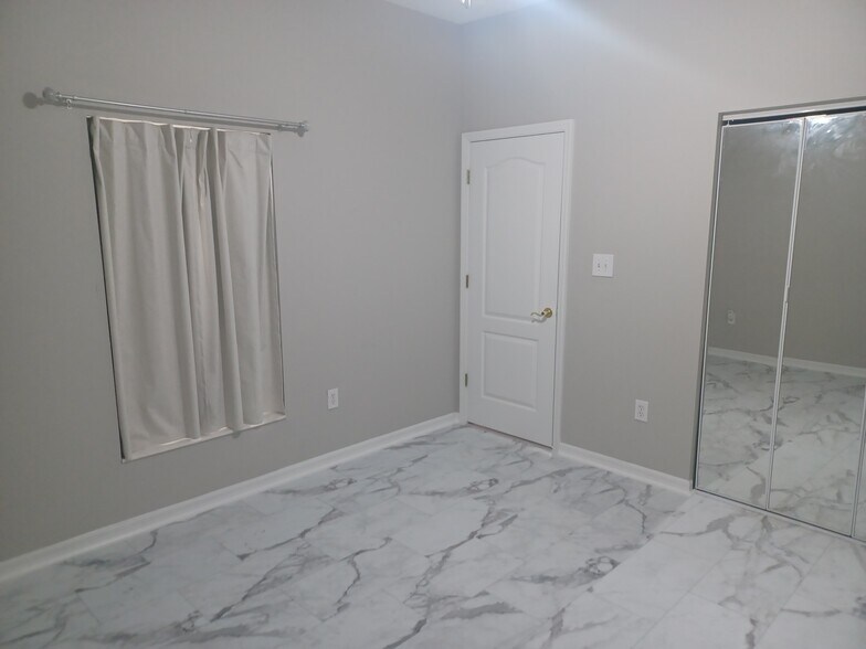 Building Photo - 2250 Candlewood Ln E