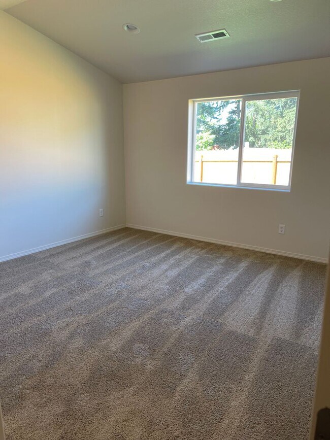 Building Photo - Brand New River Road area home