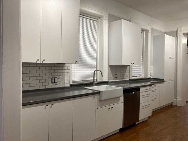 Building Photo - 1102 N Wolcott Ave