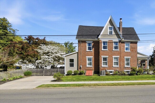 Building Photo - Charming Updated 4B/2.5B Home with Fenced Yard & Parking Included