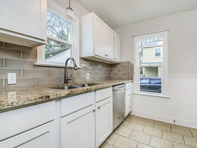 Building Photo - Charming 3BR in SE Grand Rapids