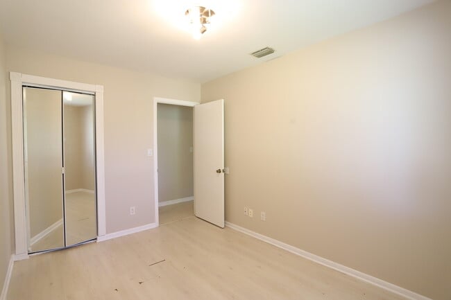 Building Photo - 101 Shoreview Dr