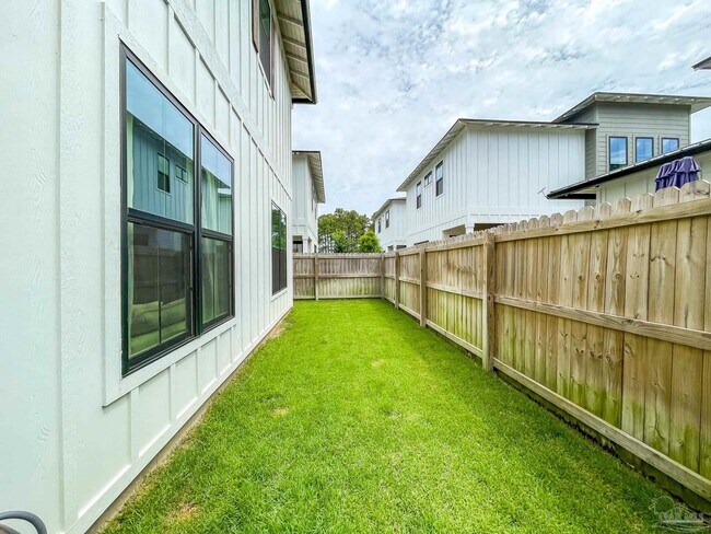 Building Photo - 13805 Red Drum Ct