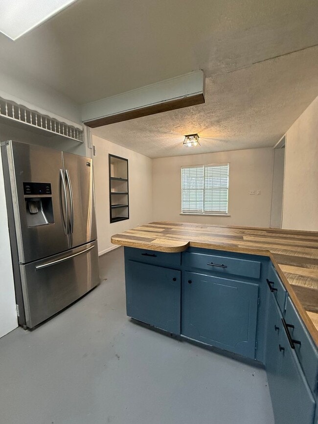 Building Photo - COMING SOON 4/2 with Acreage & BONUS SPACE