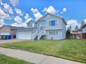 Building Photo - $2,800 - 3 Bed / 2 Bath Beautiful and Spacious Home with a Fully Fenced backyard