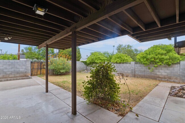 Building Photo - 1014 E Balboa Cir