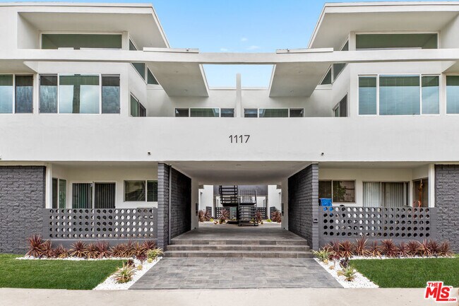 Building Photo - 1117 S Bronson Ave