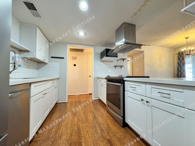 Building Photo - ***MOVE IN SPECIAL: REMODELED 4 BEDROOM HO...