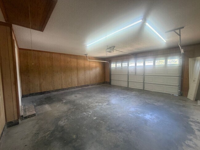 Building Photo - 3560 Oleander Dr