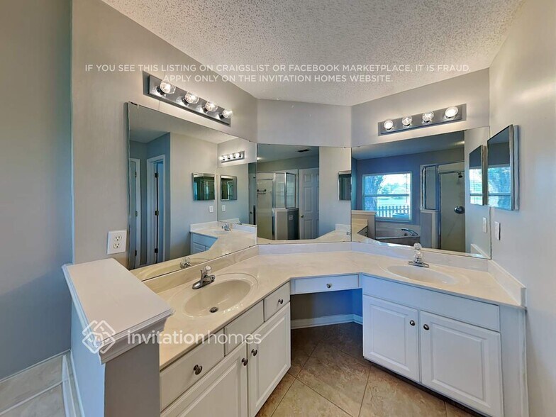 Building Photo - 909 N Lilac Loop