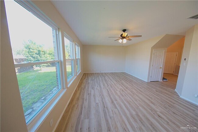 Building Photo - 27 Fern Ave W