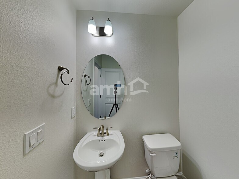 Building Photo - 1248 Sky Lks Dr