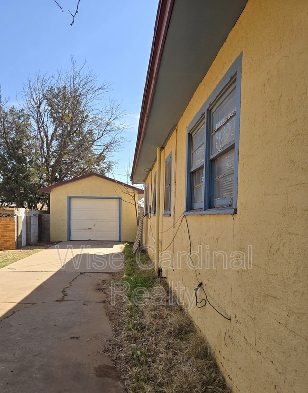 Building Photo - 1106 E Broadway St