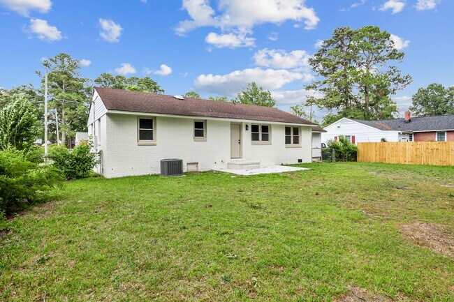 Building Photo - 105 Sumpter Dr