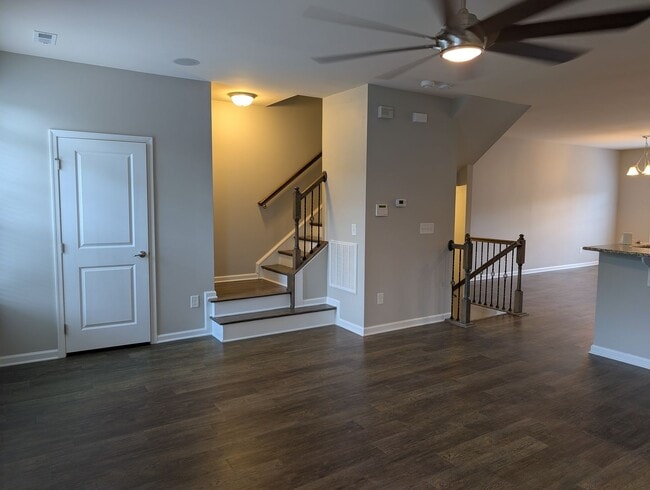 Building Photo - Move-in ready, Townhome Located in the Cit...