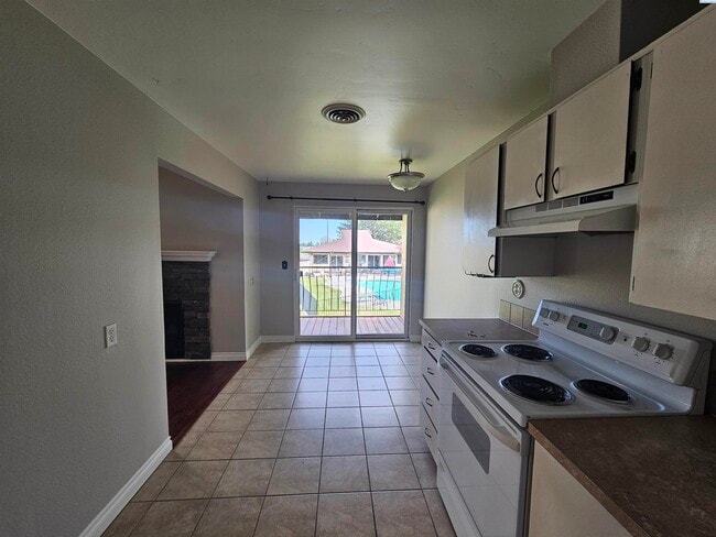 Building Photo - Upper Level Condo overlooking Pool and Clu...