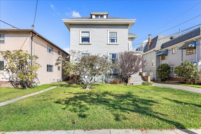 Building Photo - 2149 Santa Clara Ave