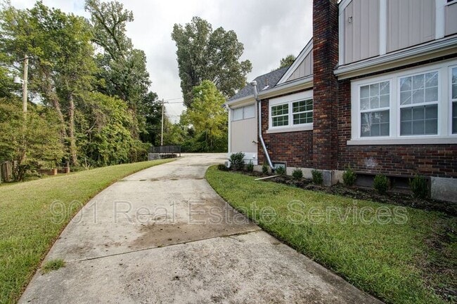 Building Photo - 2115 Hallwood Dr
