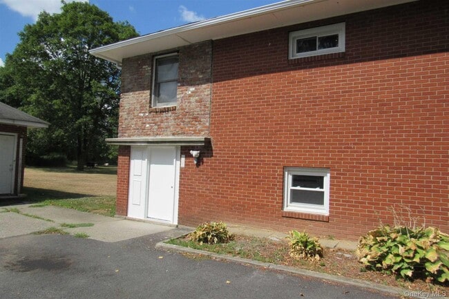 Building Photo - 1425 NY-82