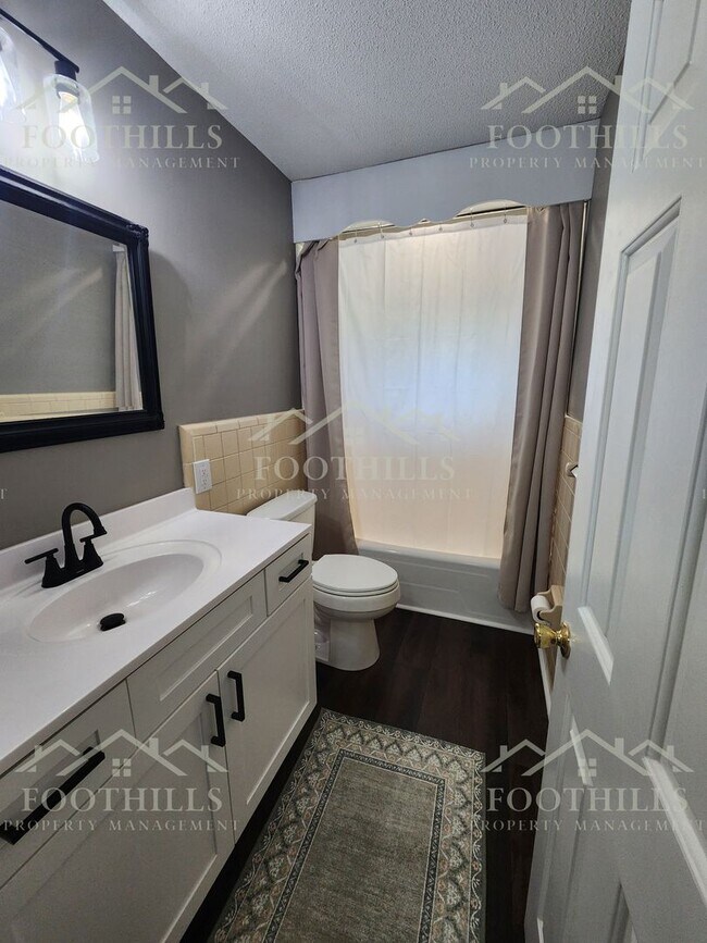 Building Photo - 3-Bedroom Home with Fresh Updates and Fenc...