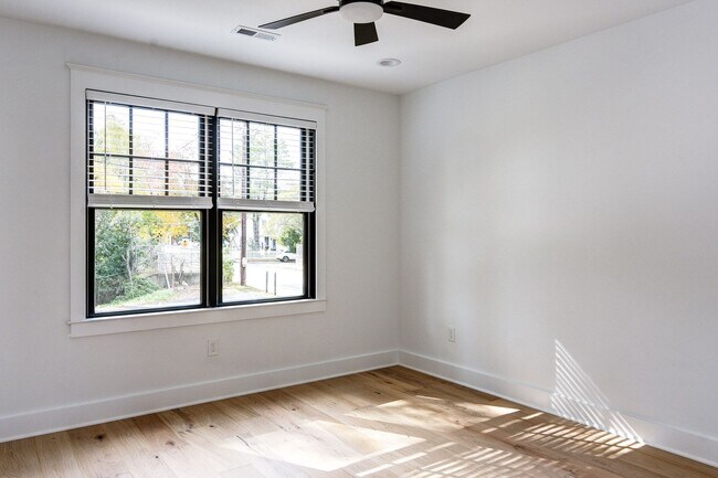 Building Photo - 20 E Redman Ave