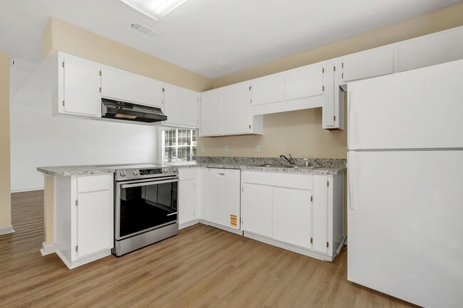 Building Photo - 3214 Skyview Dr