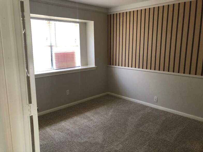 Study/Formal Dining Room off Kitchen / Living room - 10019 Golden Sunshine Dr