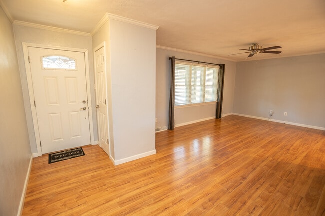 Building Photo - 710 Earl Lee Dr