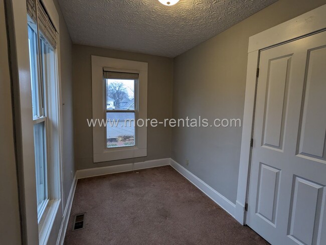Building Photo - 404-406-406 E Deshler Ave