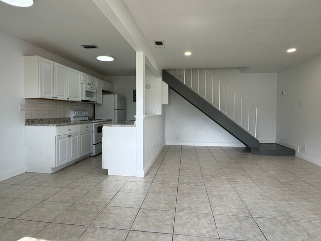 Building Photo - 2 BR Townhome - Quiet and Centrally Locate...