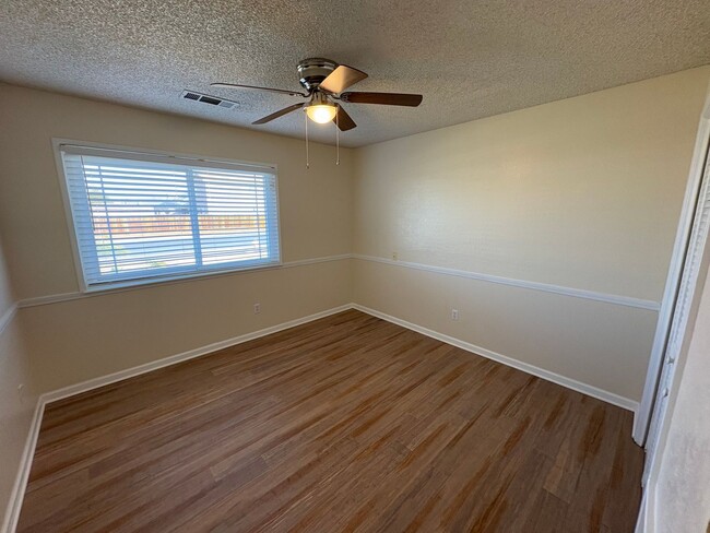 Building Photo - Lemoore Home Available Now!