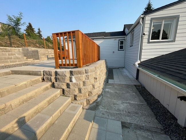 Building Photo - FULLY RENOVATED LESS THAN 2 YEARS - 2BED/1BATH WITH BONUS/OFFICE SPACE