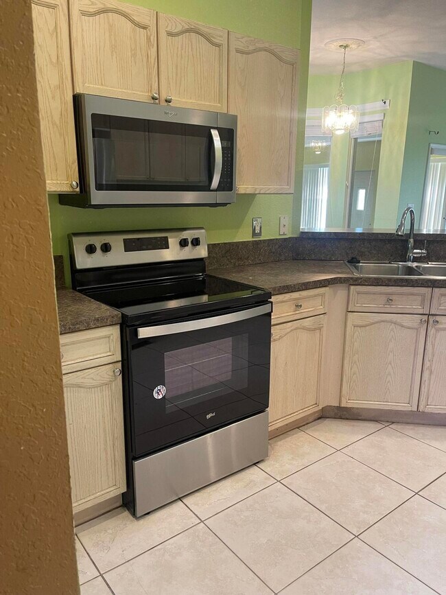 Building Photo - 1072 SW Castaneda Ln