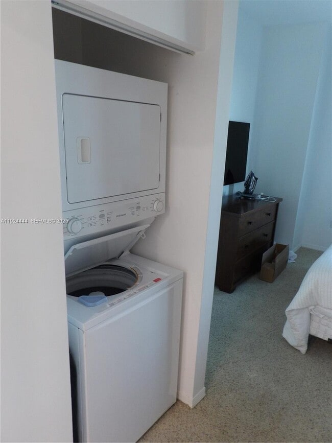 Building Photo - 950 Brickell Bay Dr