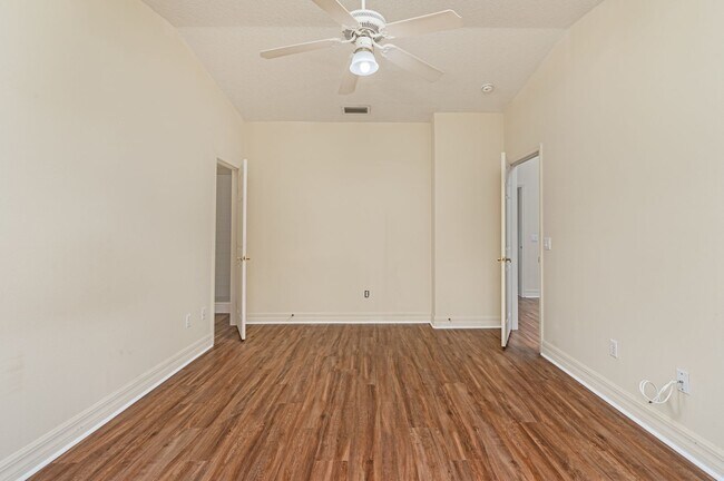 Building Photo - 2/2 Condo in Pelican Bay