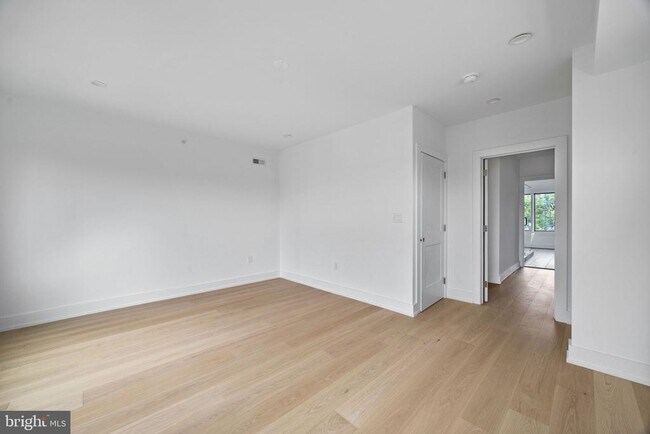 Building Photo - 706 Latona St