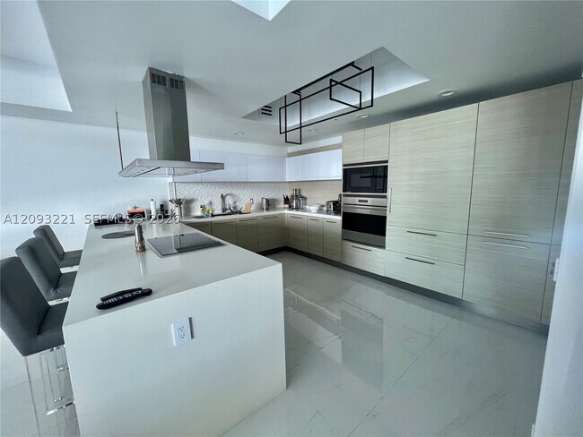 Building Photo - 17301 Biscayne Blvd
