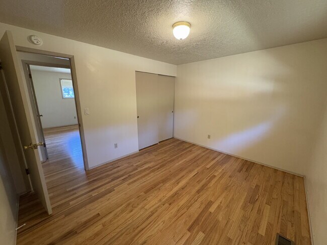 Building Photo - Single-Level Gresham Home / Large Backyard...