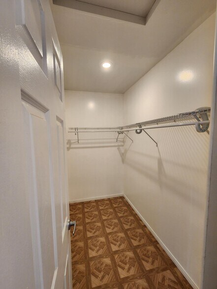 Walk in closet - 5042 W 119th Pl