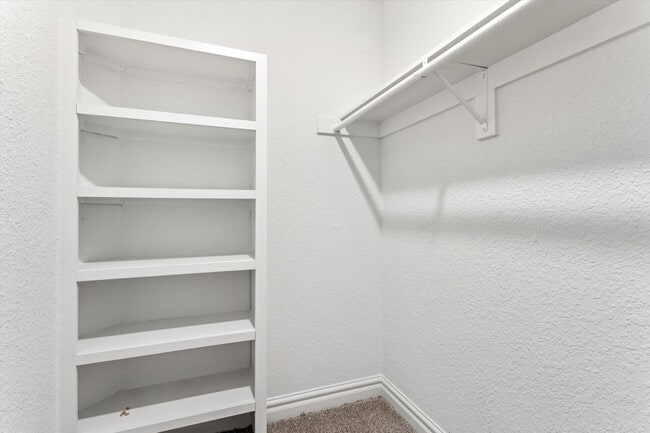 Building Photo - Renovated 5-bedroom 3.5-bathroom home loca...