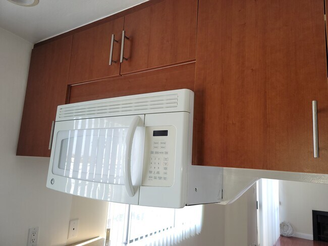 Microwave - 1421 16th St