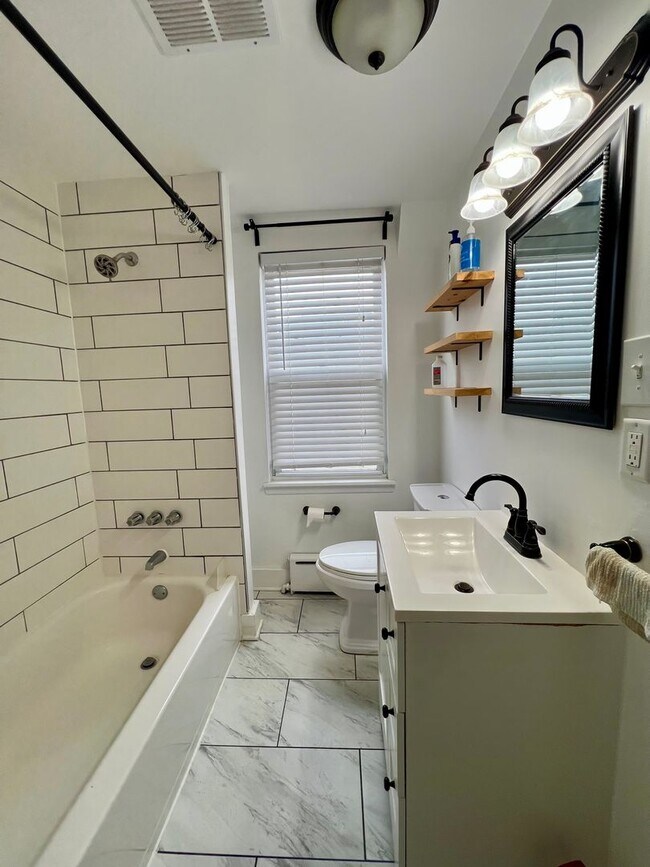 Building Photo - Stunning 4-Bedroom Townhome in the Heart of Fishtown! Available NOW!