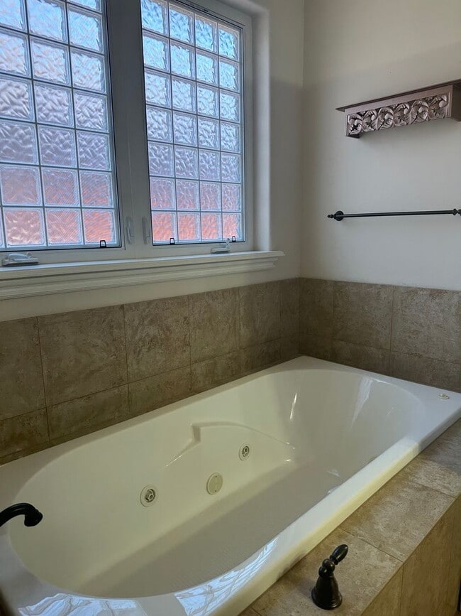 Building Photo - Located in the desirable Eagle Point Golf ...
